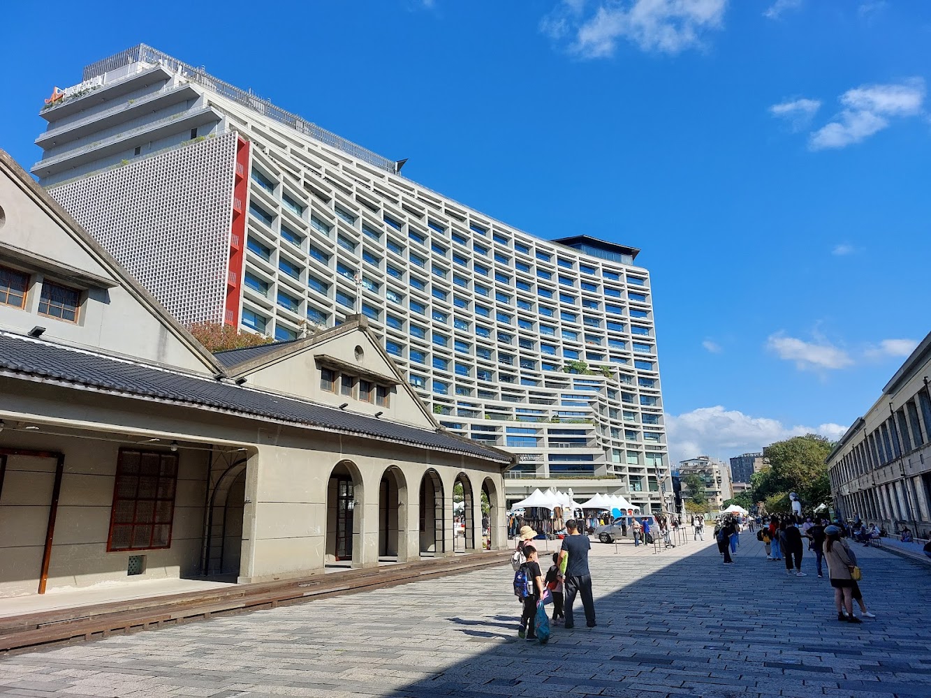 松山文創園區結合了古老菸廠建築與現代設計展覽,是文青必訪之地