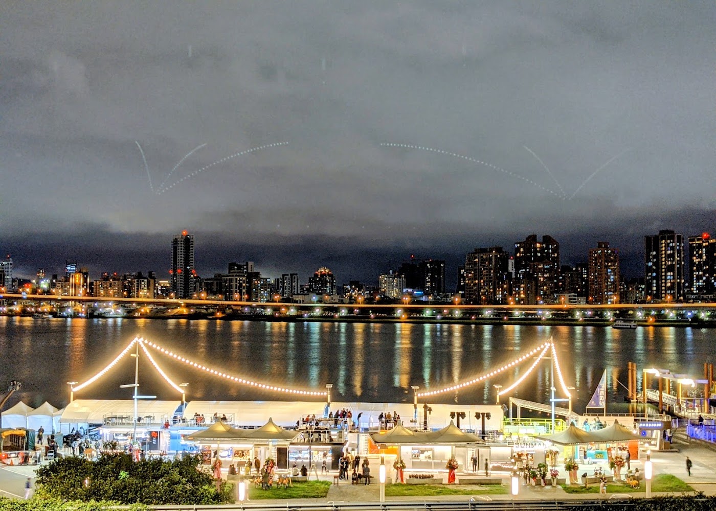 充滿熱鬧氛圍的大稻埕碼頭貨櫃市集