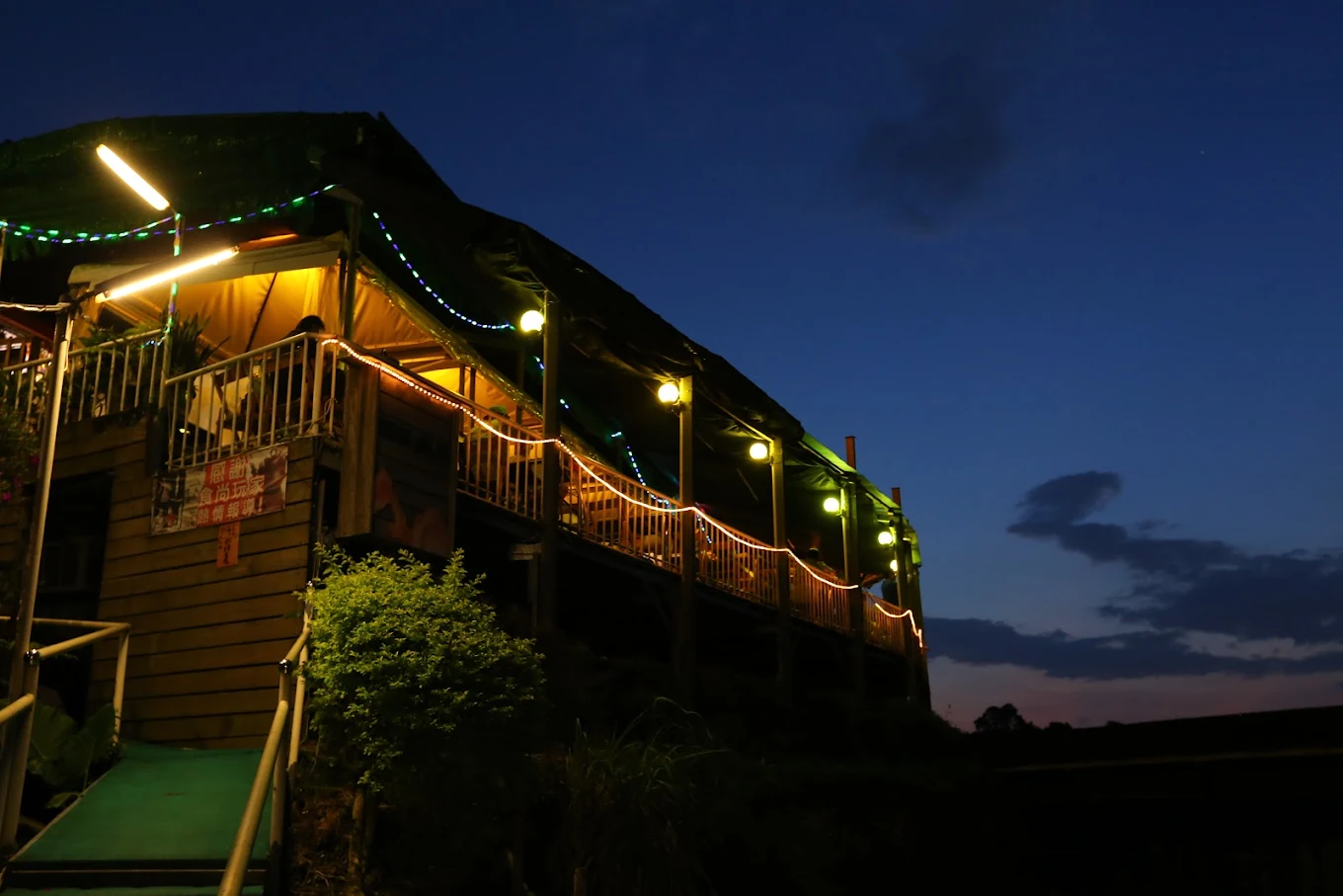 貓空絕美夜色，城市燈火如星辰般耀眼