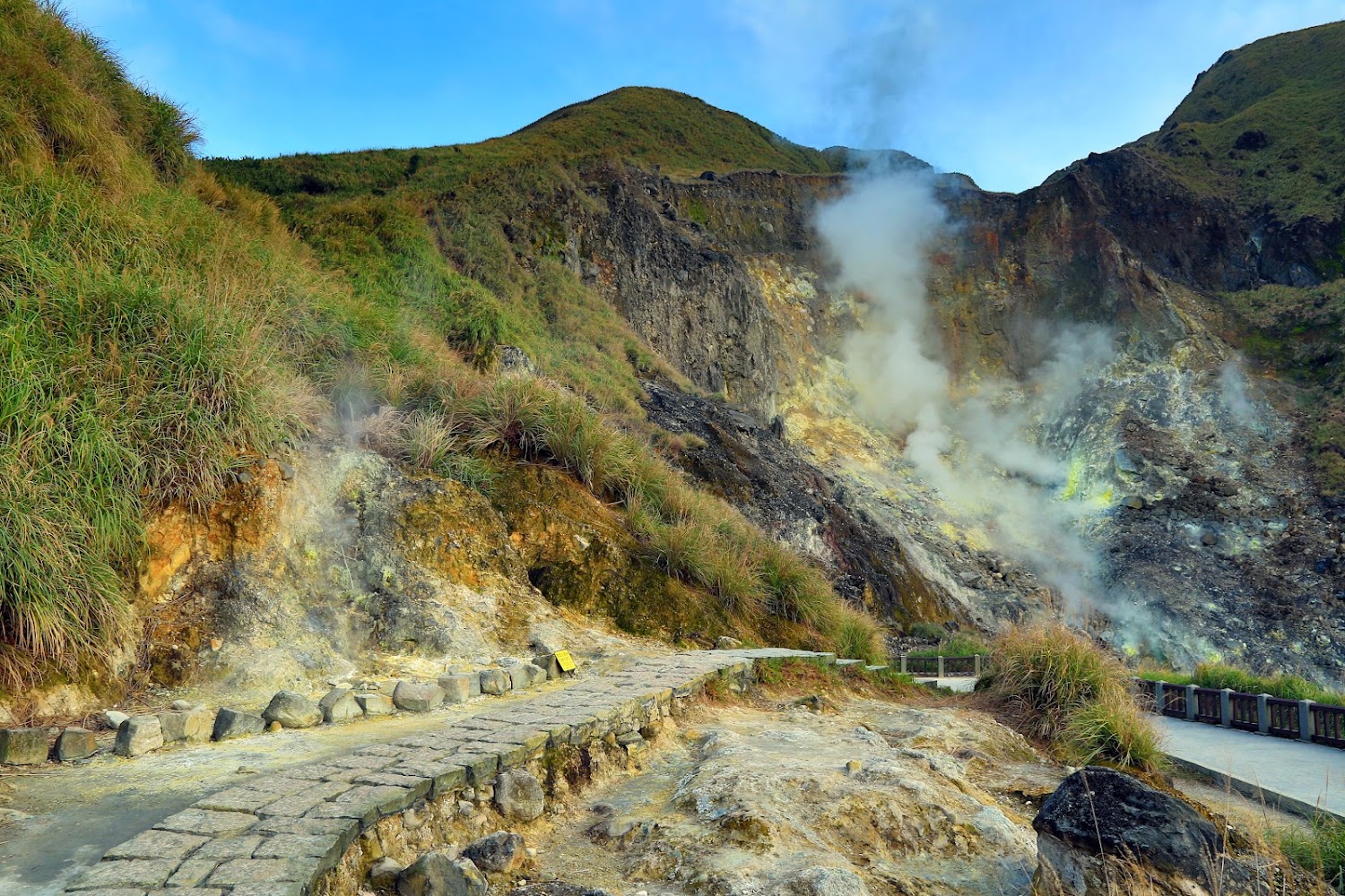 小油坑自然景觀｜陽明山小油坑的全面探索：攻略與必訪景點分享