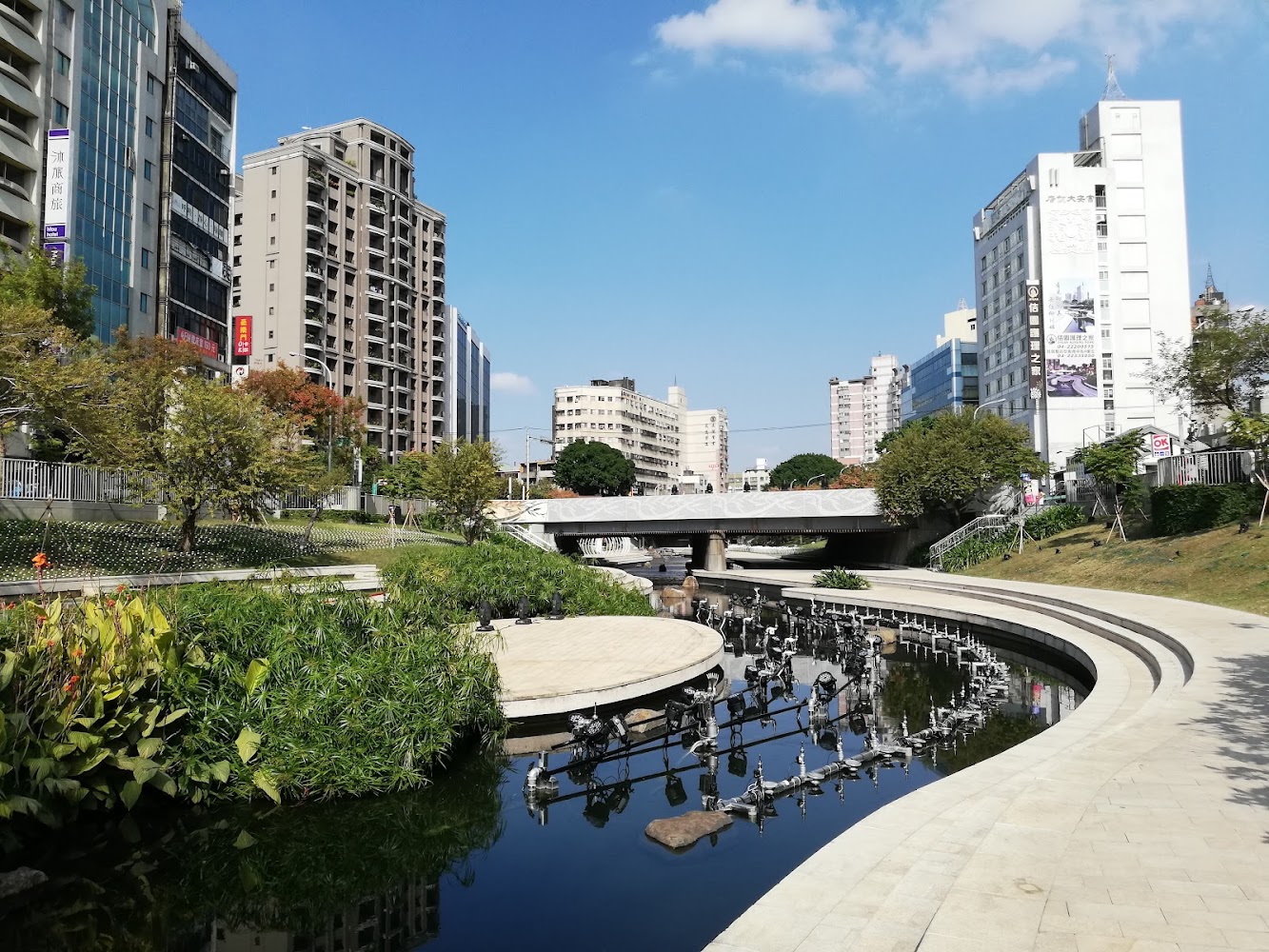 柳川藍帶水岸｜發掘台中私房景點：必訪彩虹村與金城武樹的隱秘魅力
