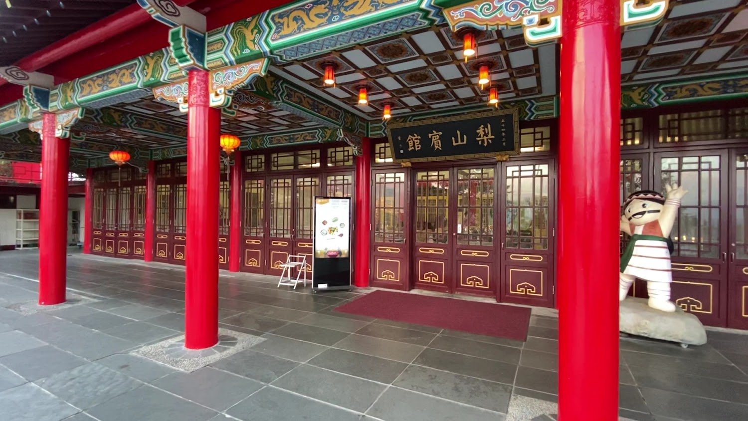 梨山賓館壯麗外觀，宮廷風建築在雲霧中若隱若現