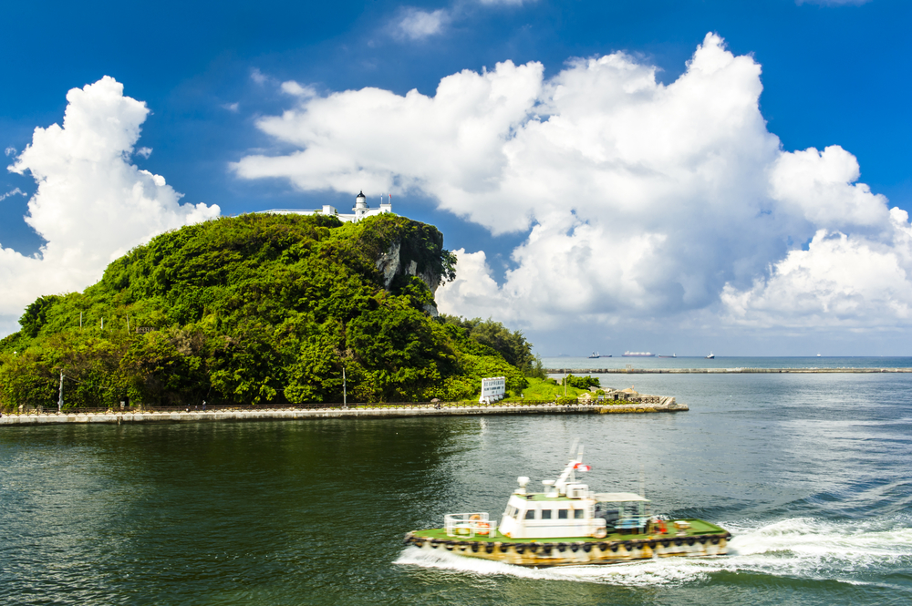 探索高雄燈塔：漫步旗津的百年海景地標，開啟歷史與風景的雙重旅程