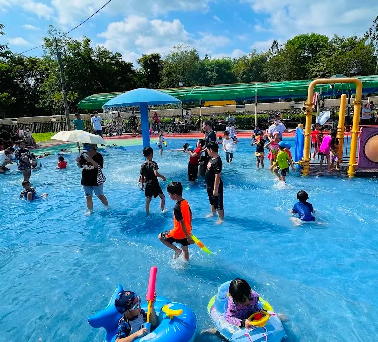 🌞【竹崎親水公園兒童戲水區全攻略】夏日親子戲水首選！設施介紹、美食推薦、交通指南一次看