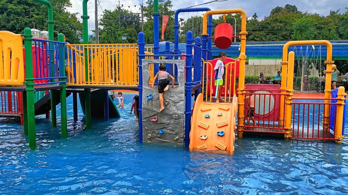 🌞【竹崎親水公園兒童戲水區全攻略】夏日親子戲水首選！設施介紹、美食推薦、交通指南一次看