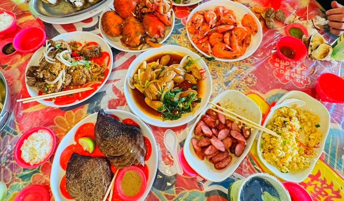 東港一日遊攻略｜大鵬灣、華僑市場、夕陽海景與黑鮪魚美食全收錄！