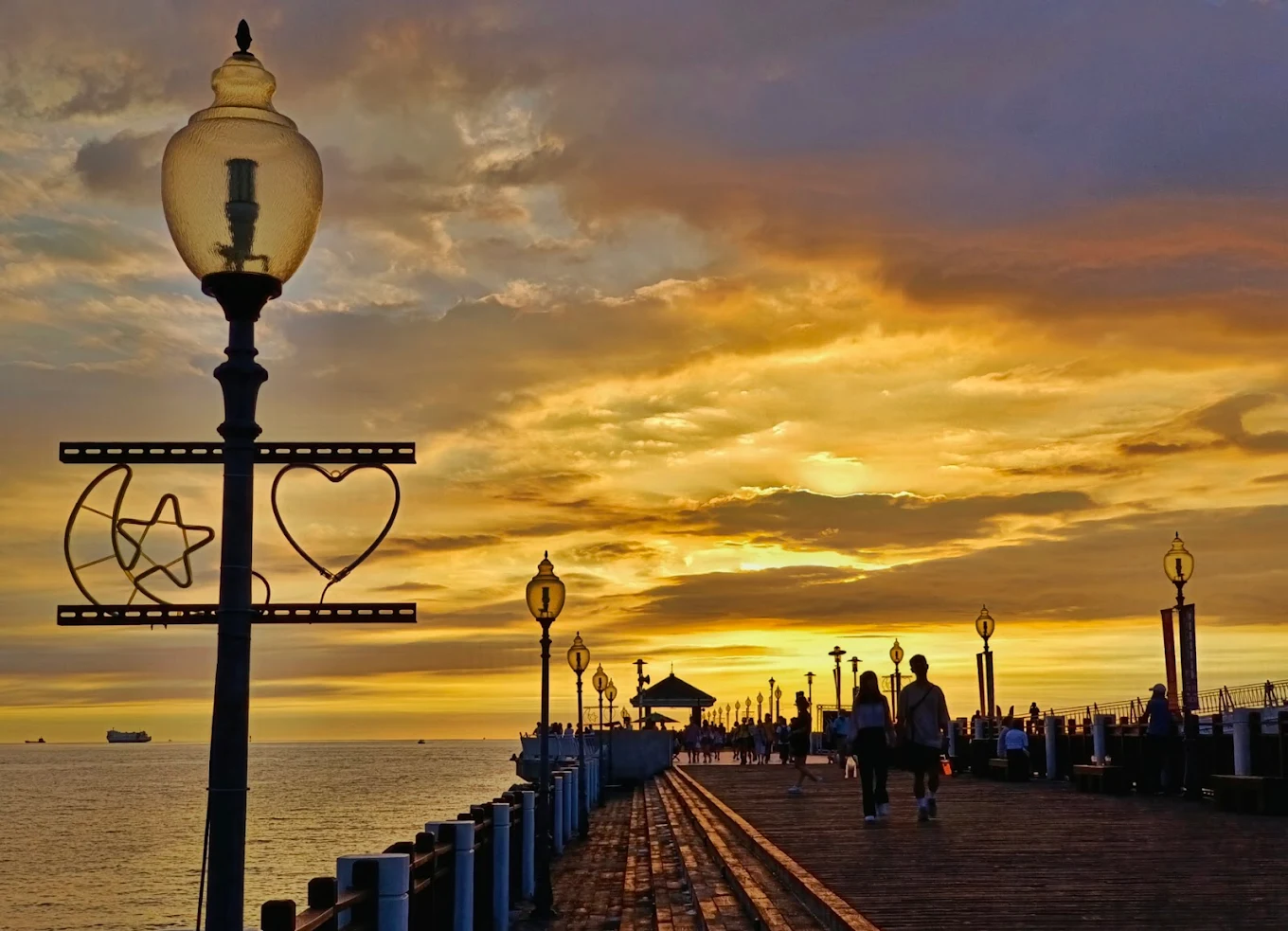 淡水漁人碼頭全攻略｜夕陽觀景平台、必吃小吃、交通資訊一次看！