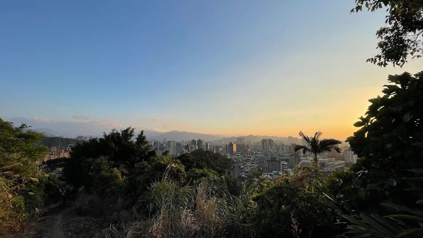 芳蘭山健行全攻略｜台北文山區輕鬆登山步道、美景拍照點與景美夜市美食推薦