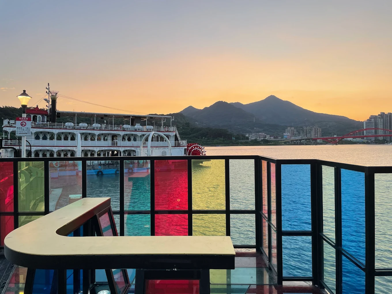 關渡碼頭貨櫃市集｜台北週末親子美食景點，特色餐車、音樂表演與河岸風光一次享受！