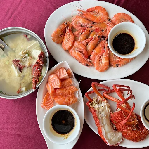 花蓮055龍蝦海鮮餐廳的鮮蝦、生魚片與現煮龍蝦料理
