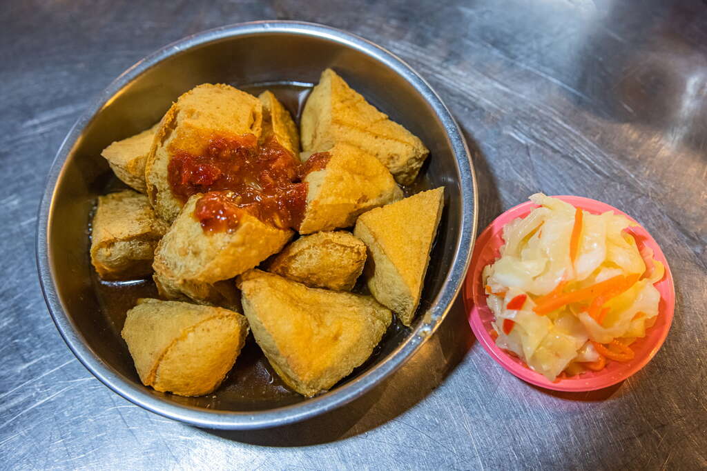 外酥內嫩的臭豆腐，搭配爽口泡菜是夜市經典