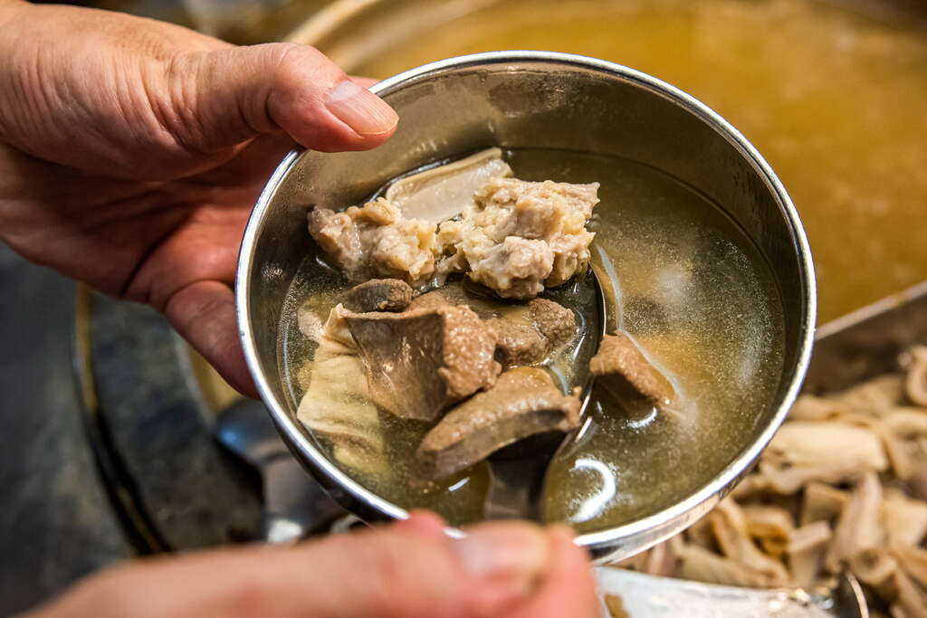 熱騰騰的綜合湯品，為夜市美食之旅畫下完美句點