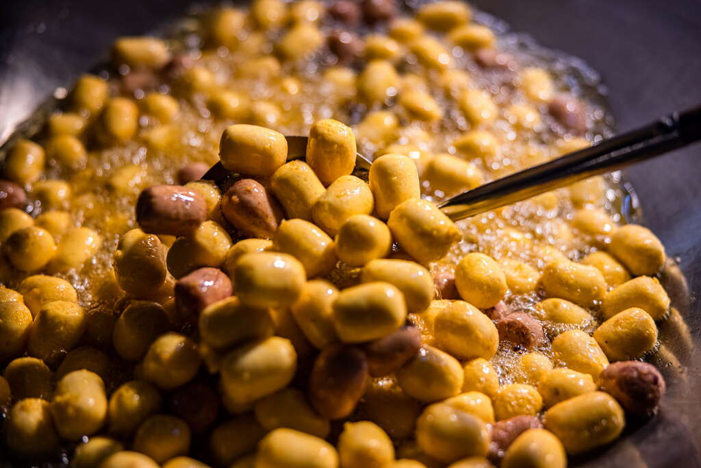 金黃酥脆的炸地瓜球，是大人小孩都愛的飯後點心