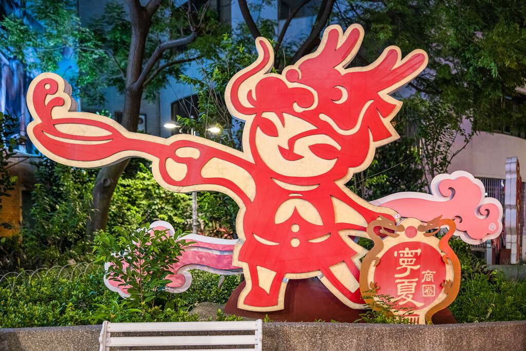 寧夏夜市入口處人潮洶湧，展現台北夜生活的熱鬧氛圍