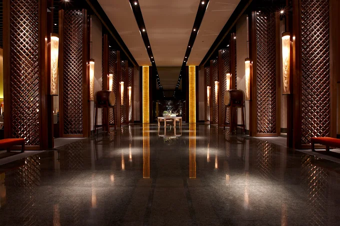 台南晶英酒店（Silks Place Tainan）坐落於中西區和意路，鄰近孔廟、藍曬圖文創園區與新光三越新天地。步行約 15 分鐘可達赤崁樓，若想去花園夜市，開車約 10 分鐘即可抵達。這裡結合便利的交通與現代設計，成為旅客在府城的理想落腳點。