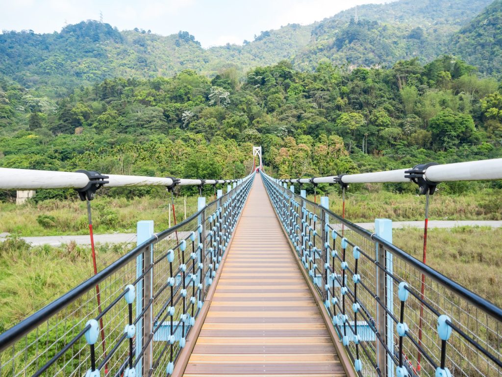 白鹿吊橋橫跨大甲溪，景色如畫
