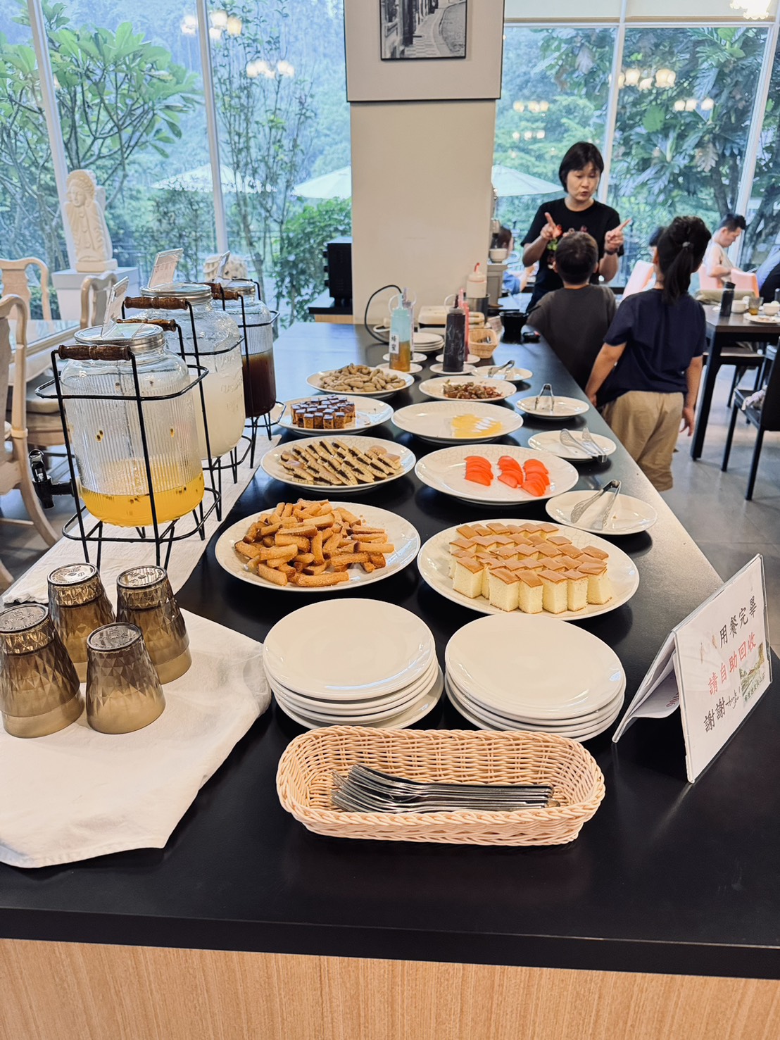 晚間庭園燈光與座位區