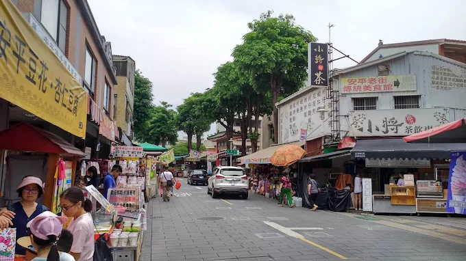 在台南的海風與樹影之間漫步，從四草綠色隧道一路走到漁光島夕色裡