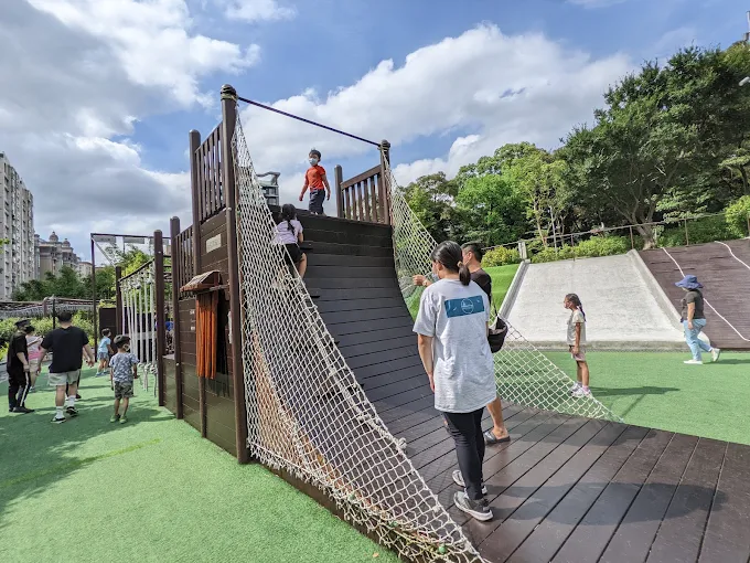 小朋友在大有梯田生態公園挑戰木製斜坡與繩網攀爬設施，是訓練體能與膽量的好場所
