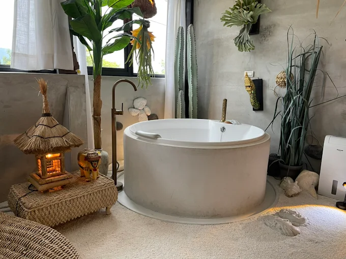 費斯玻璃屋民宿的自然風浴室，中央設有圓形浴缸，周圍搭配植栽與原木編織裝飾，營造森林系沐浴空間
