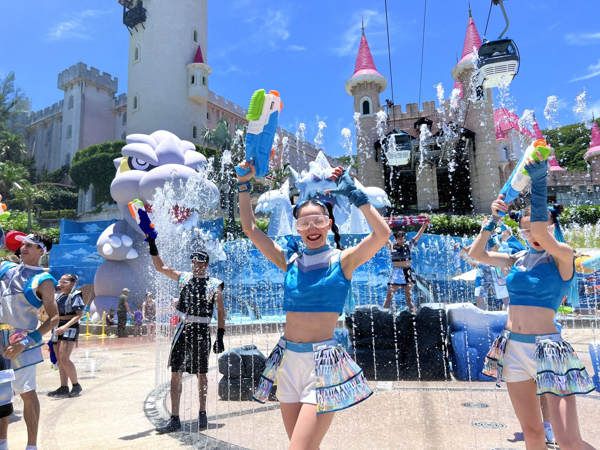 遠雄海洋公園水花派對中表演人員與遊客盡情玩水、氣氛歡樂
