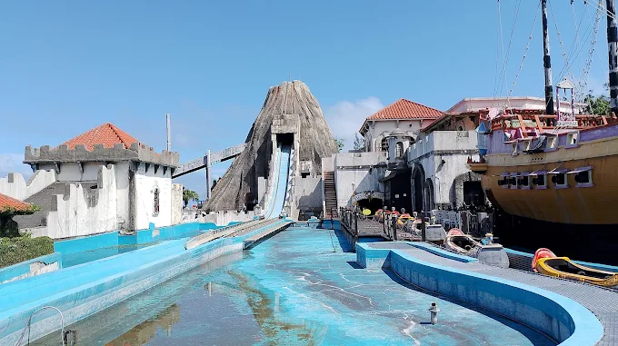 遠雄海洋公園的火山造景與水上急流泛舟滑水道設施
