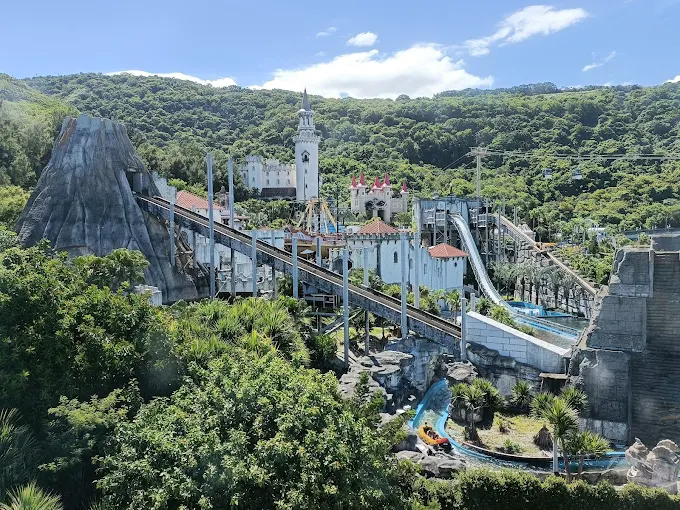 遠雄海洋公園的水上設施與急流泛舟區域，搭配山景背景的樂園全景
