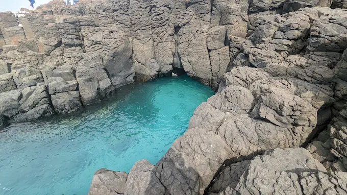 在澎湖西嶼迎著海風走進玄武岩與夕陽之間，一天剛剛好慢下來