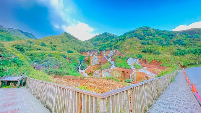 九份一日遊這樣走最剛好，上午逛老街午後追著黃金瀑布到陰陽海