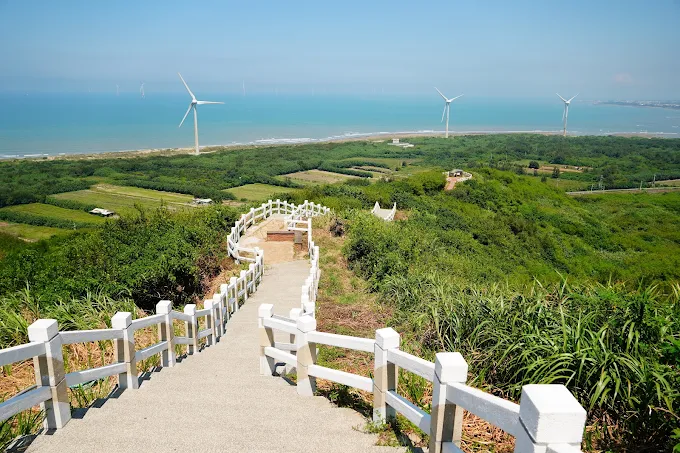在苗栗海風與山林之間慢慢走進五個景點，從風車日落到瀑布清涼剛剛好
