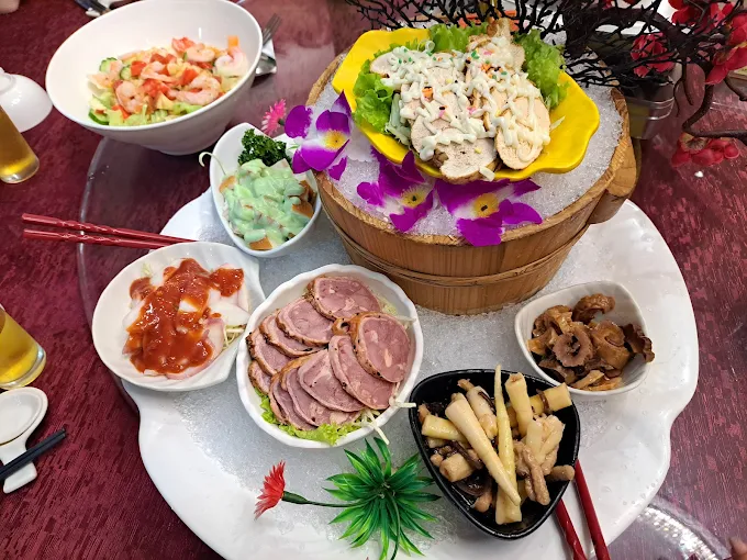 洄瀾灣海鮮餐廳的台式冷盤拼盤,包含蟹肉沙拉、鴨胸、筍干等開胃菜色