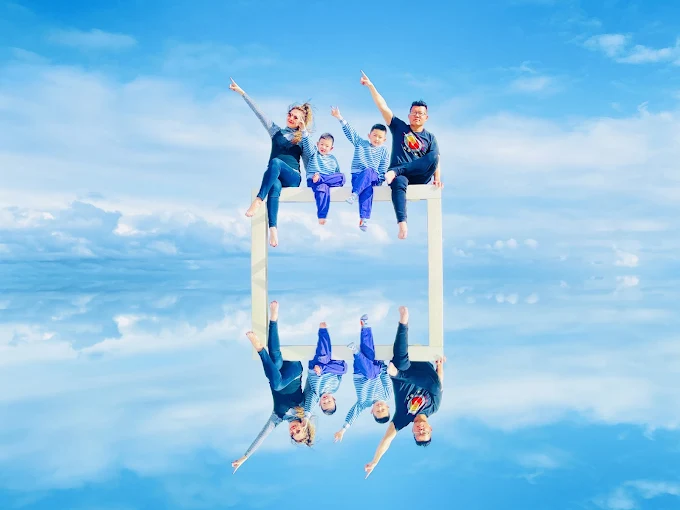 花蓮曼波海灘天空之鏡下,家庭四口在裝置藝術上開心合照,倒影如畫