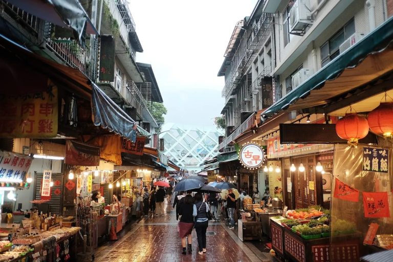 探索烏來老街：美食、風景和文化的絕妙結合