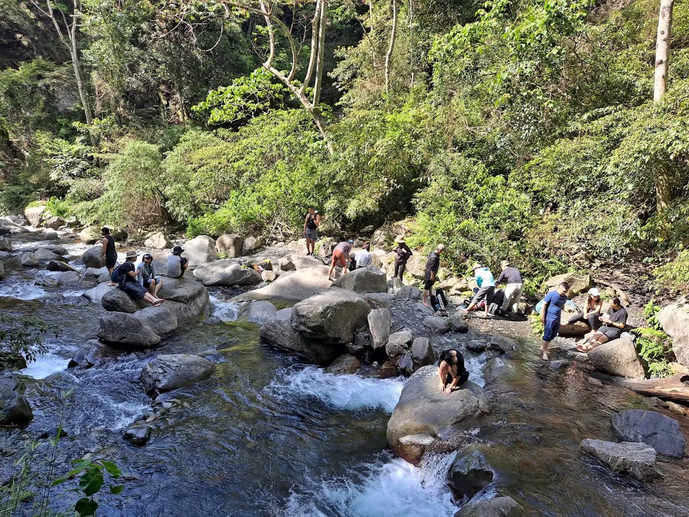 開車前往谷關沿途的山林壯麗風光