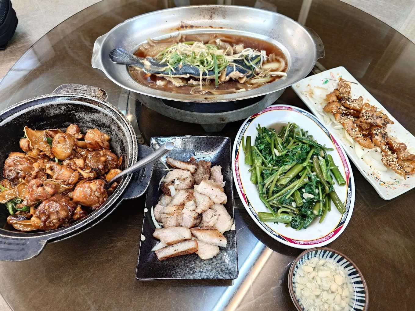 在地老字號餐廳豐盛誘人的特色合菜