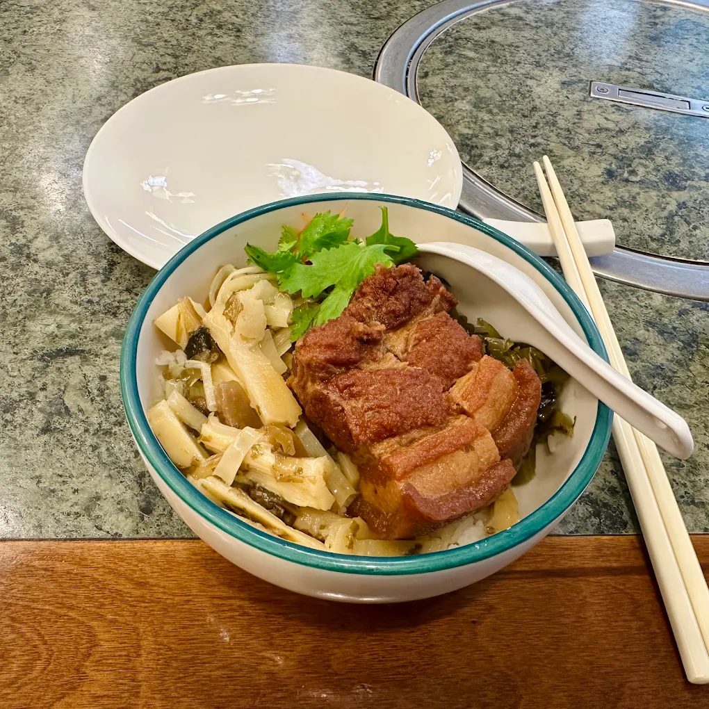 🍴 台北人氣美食推薦｜從台菜、日式燒肉到宵夜小吃，帶你吃遍北市！