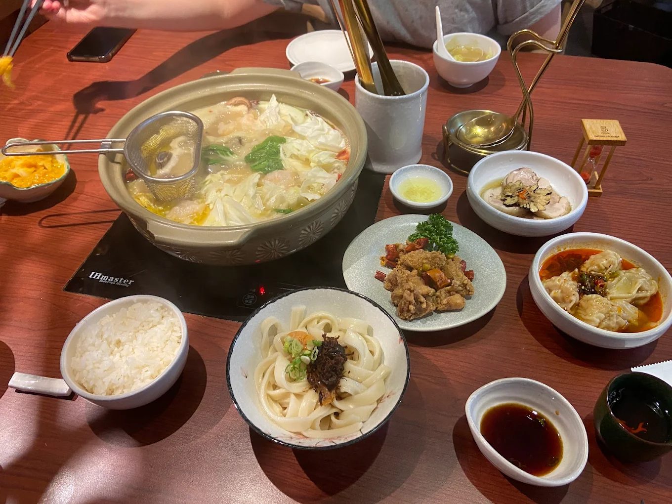 🍴 台北人氣美食推薦｜從台菜、日式燒肉到宵夜小吃，帶你吃遍北市！