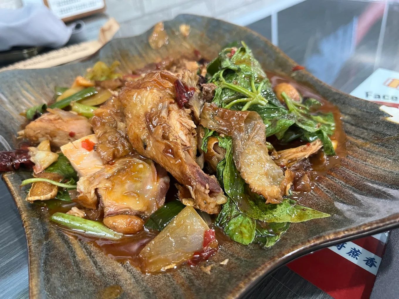 大仁哥蔗香脆皮桶仔雞|宜蘭交流道爆紅打卡烤雞,每隻700元秒殺排隊!