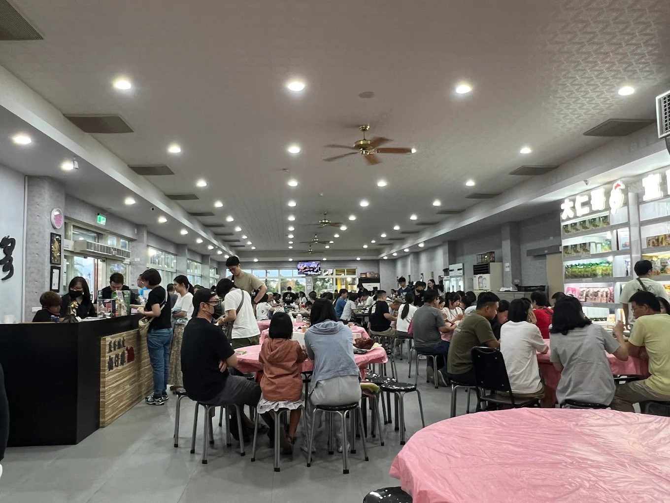 大仁哥蔗香脆皮桶仔雞|宜蘭交流道爆紅打卡烤雞,每隻700元秒殺排隊!