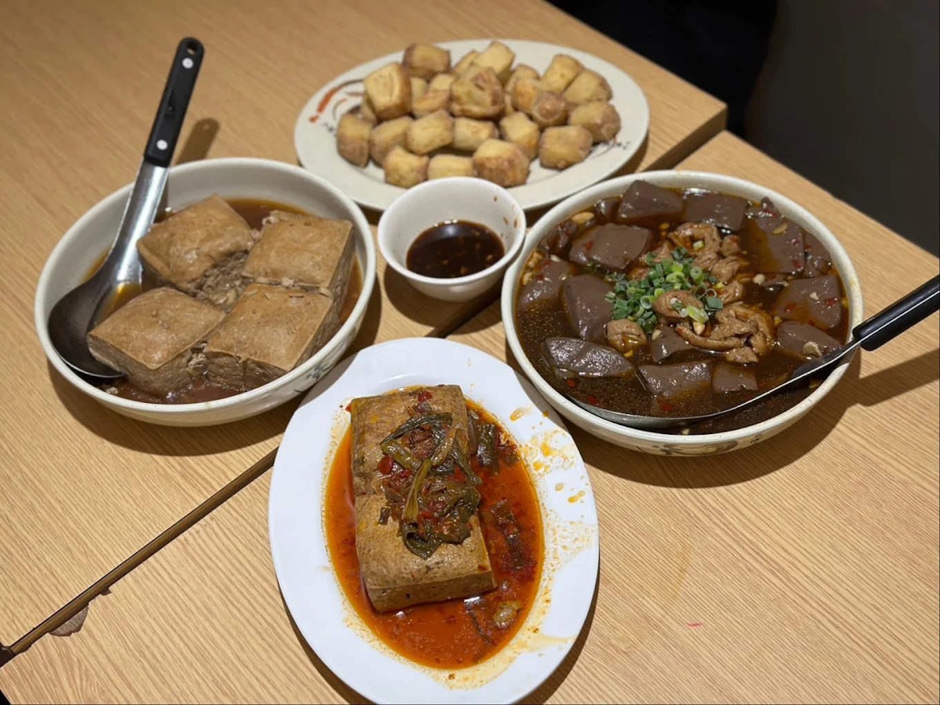 深坑老街美食推薦|五家不能錯過的臭豆腐與台式小吃,一次滿足味蕾