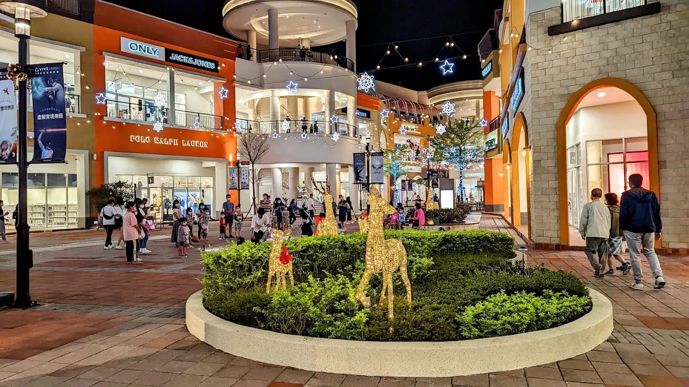 高雄草衙道的最佳購物與美食體驗