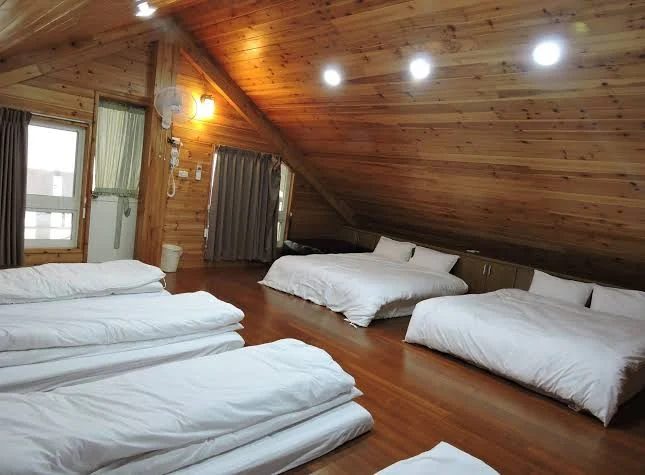 🏡 風雅月築民宿｜住一晚送綠世界門票＆哈客愛擂茶，超值又療癒！