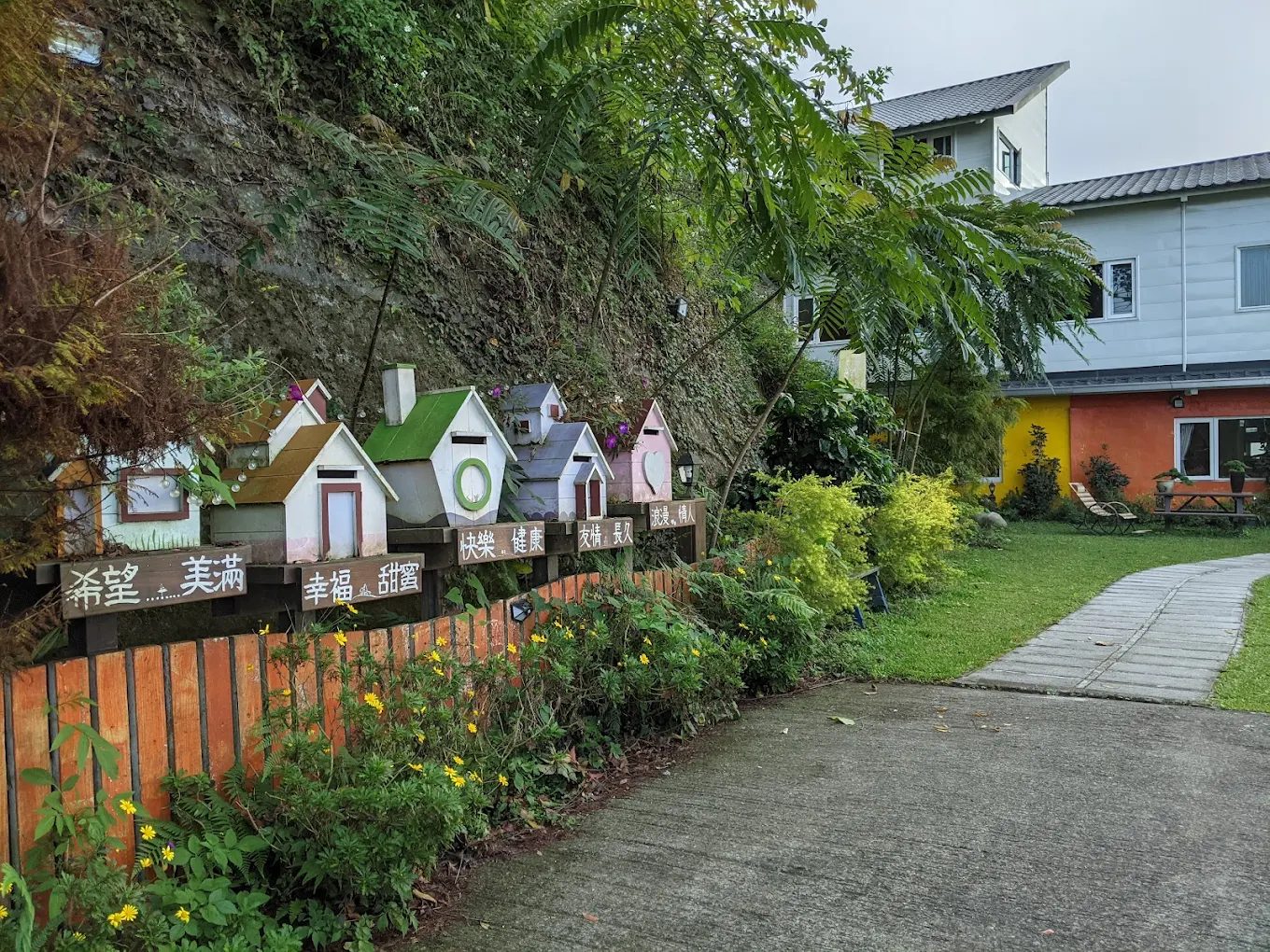 🏡 風雅月築民宿｜住一晚送綠世界門票＆哈客愛擂茶，超值又療癒！