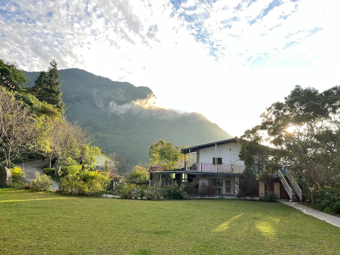 🏡 風雅月築民宿｜住一晚送綠世界門票＆哈客愛擂茶，超值又療癒！