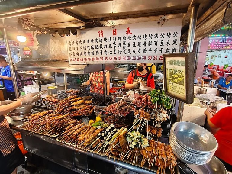 高雄必訪景點：從高雄燈塔到六合夜市的精彩旅程