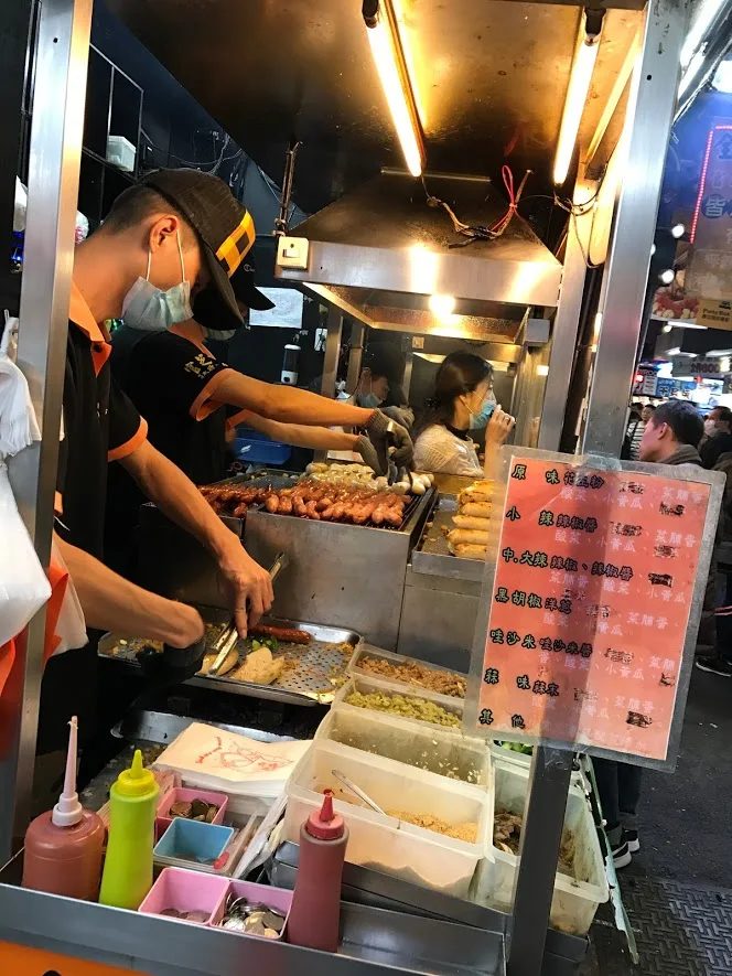 台中夜市美食與玩法懶人包｜逢甲夜市吃什麼？交通怎麼去？住宿怎麼選？