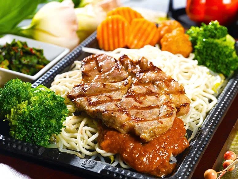 台中夜市美食與玩法懶人包｜逢甲夜市吃什麼？交通怎麼去？住宿怎麼選？