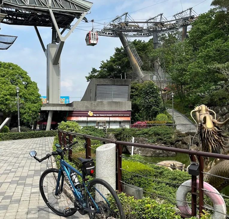 指南宮站周邊壯闊的山景與建築