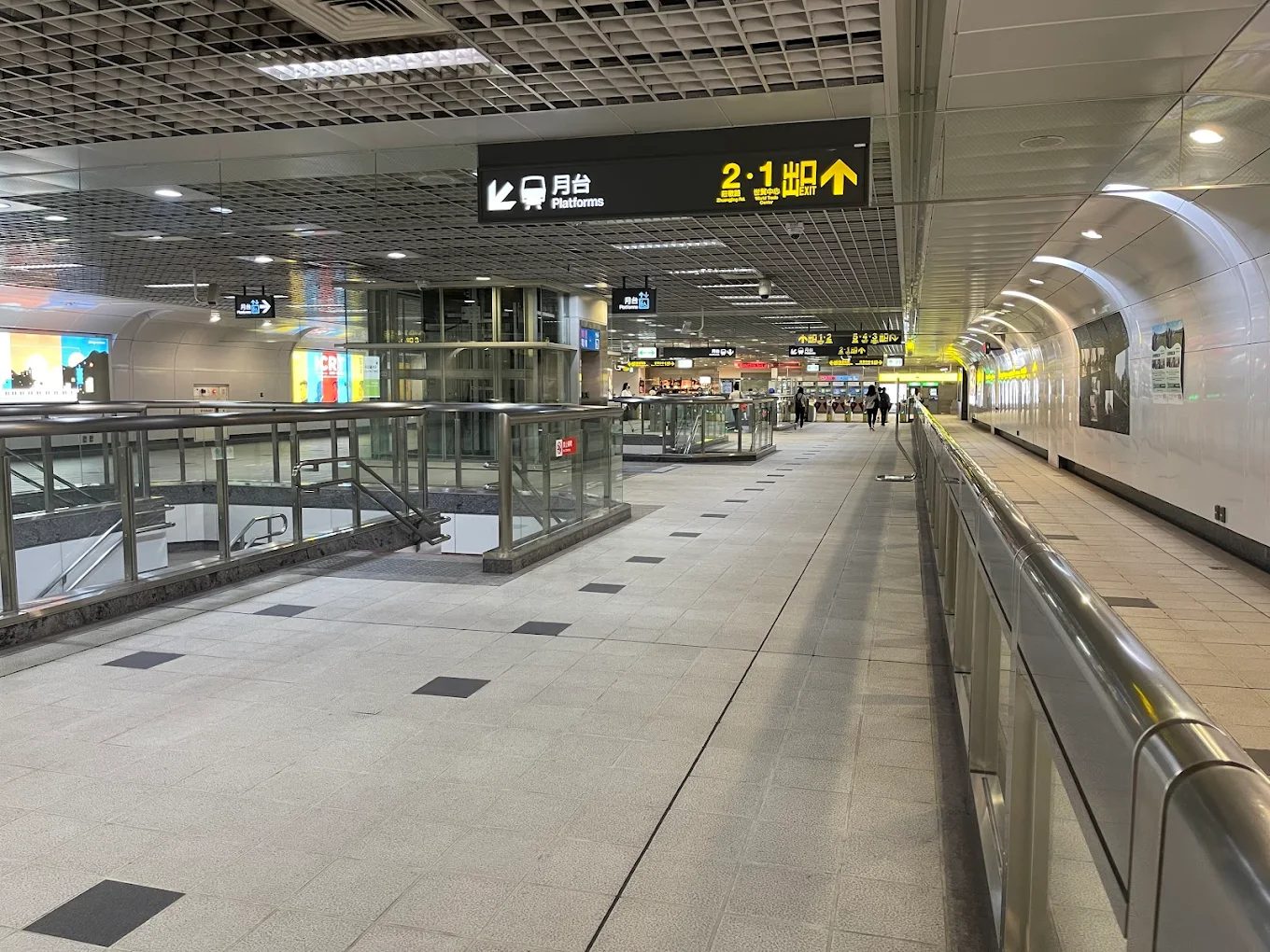 台北101捷運站出口與大樓外觀，交通位置極為便利，遊客絡繹不絕。