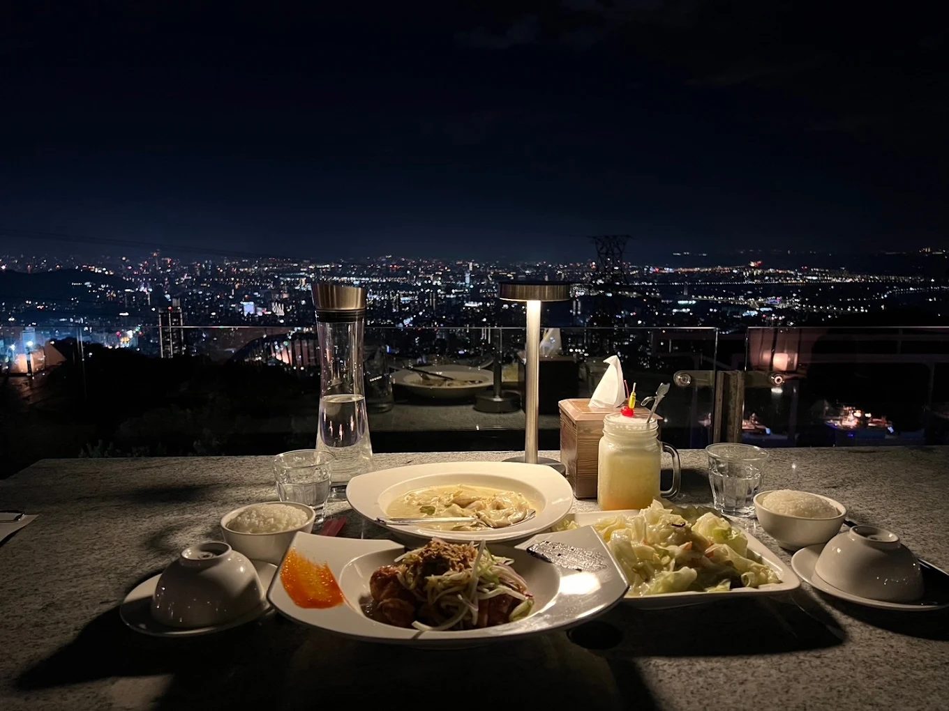 草山夜未眠景觀餐廳：在台北夜色中用餐，品味城市最美的溫柔
